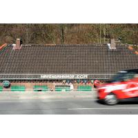 1080_2050 Hochwasserschutz am Altoner Hafenrand - der Hafenbahnhof verschwindet hinter der Strasse. | Grosse Elbstrasse - Bilder vom Altonaer Hafenrand.